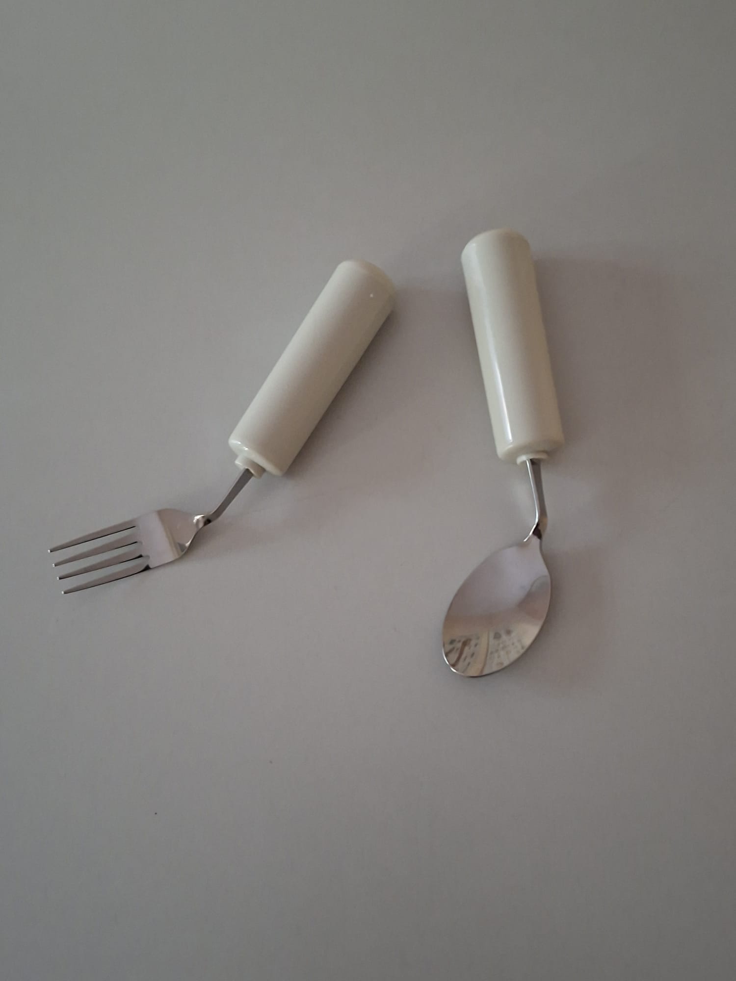 Adaptives Besteck mit ergonomischen Griffen für Menschen mit eingeschränkter Handfunktion