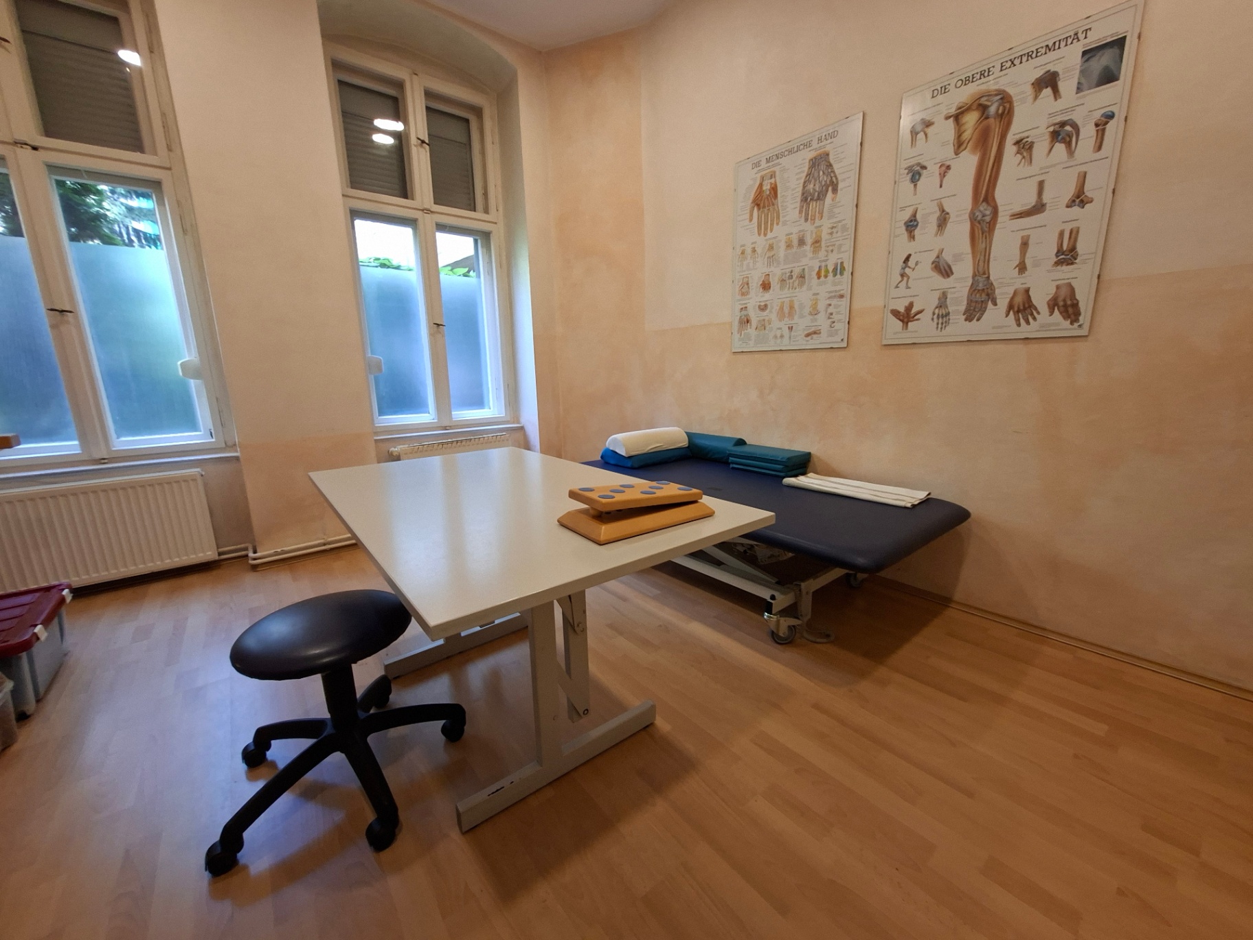 Behandlungsraum für Orthopädie und Neurologie mit Therapieliege