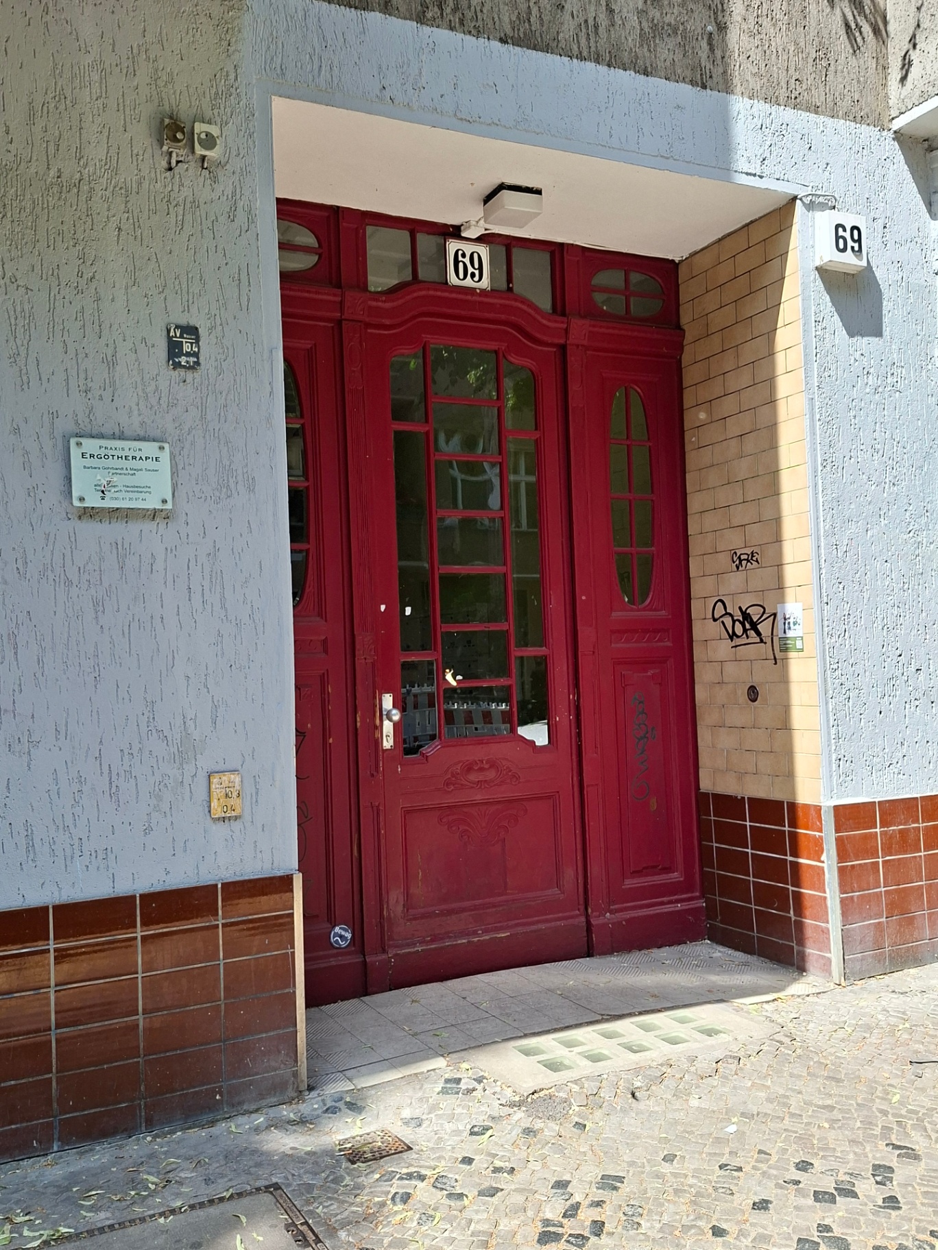 Hauseingang Hobrechtstraße 69 mit rotem Tor