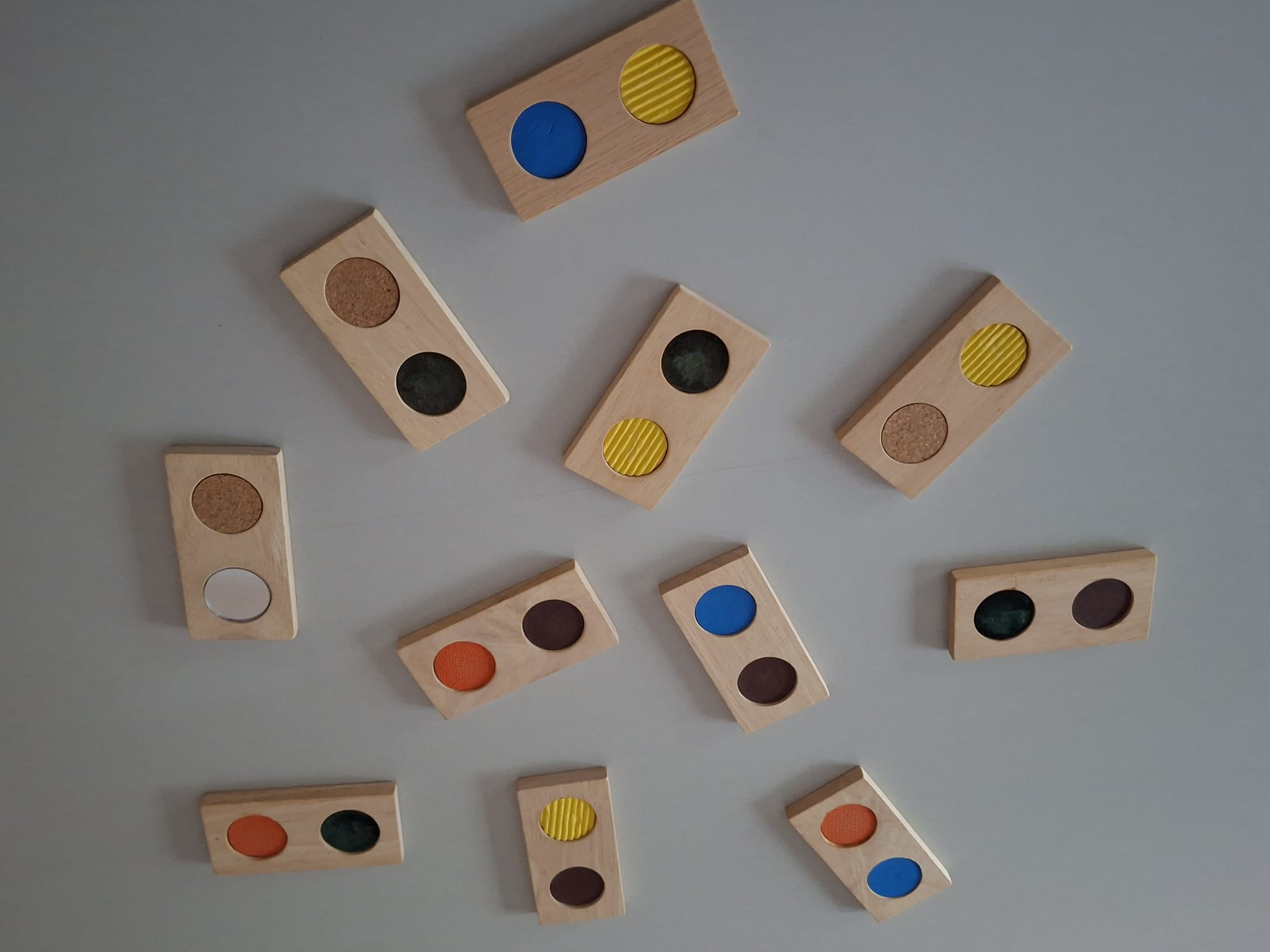 Taktile Fühlbretter aus Holz mit unterschiedlichen Oberflächen