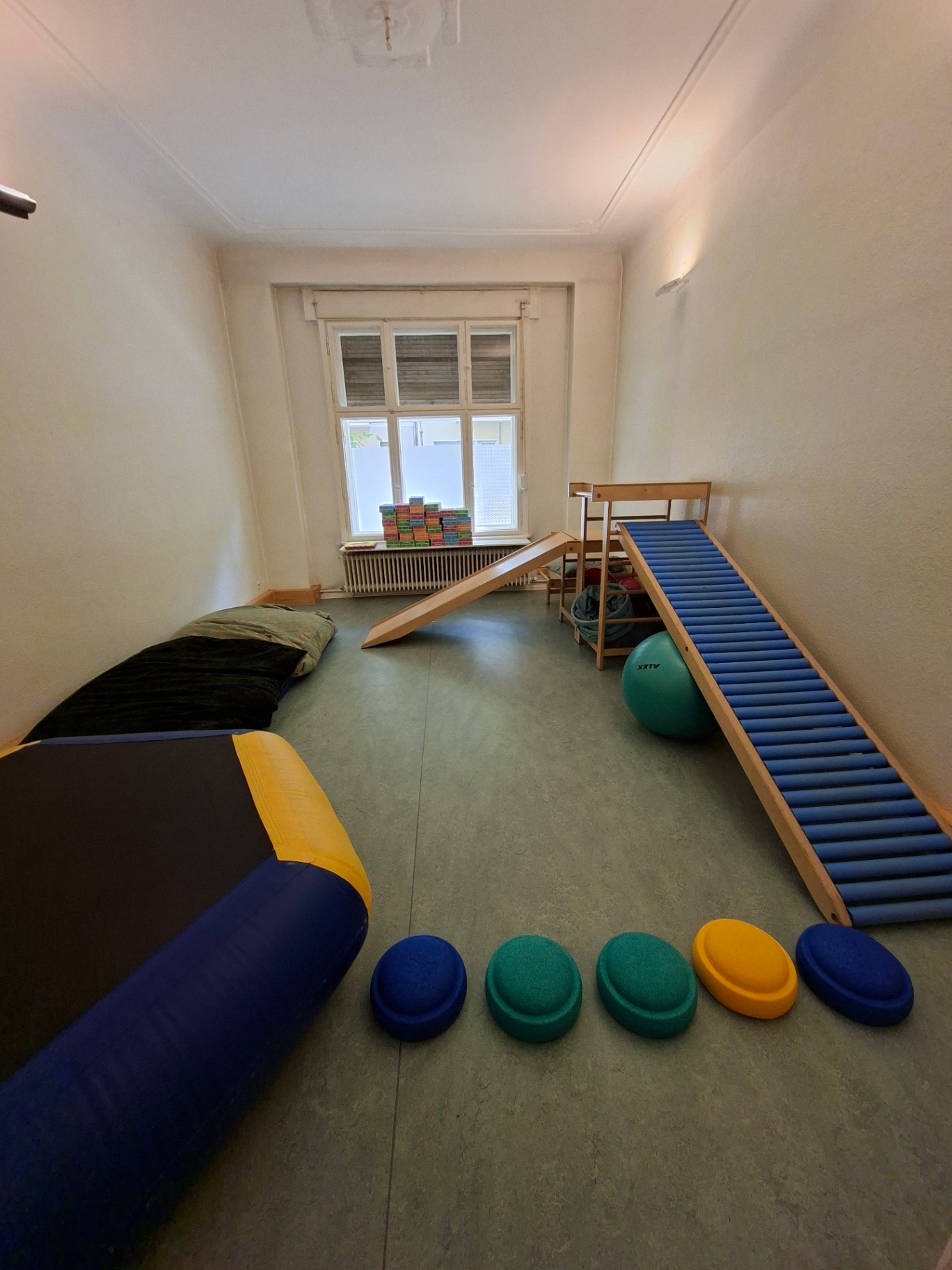 Therapieraum mit Rutsche und Balancierelementen