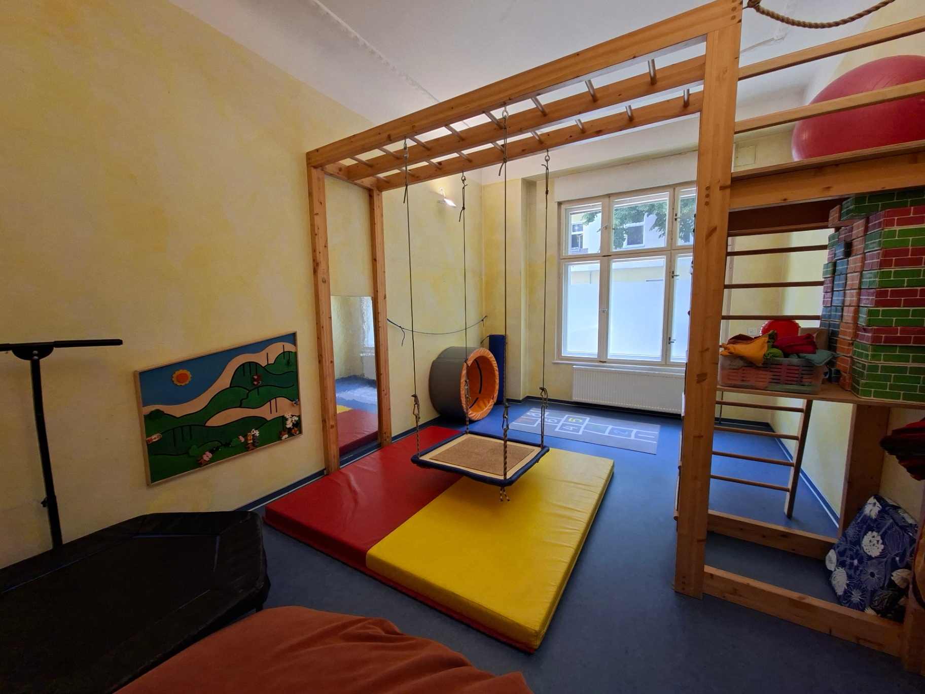 Therapieraum mit Schaukel und Klettergerüst